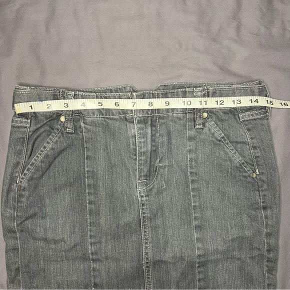 Old Navy size 4 grey cotton blend jean skirt w/ slit on the back - Picture 5 of 6